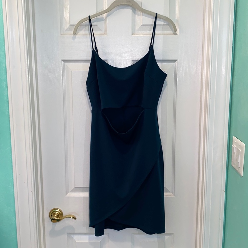 Lulu’s front cut out mini dress • 🌸